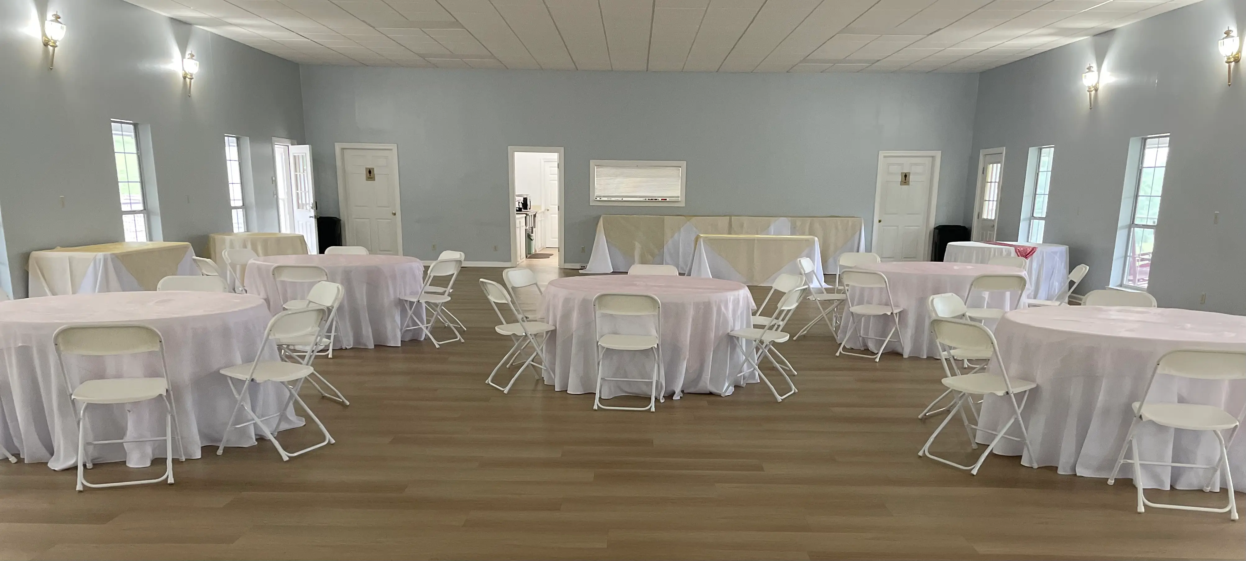 Round Tablecloths (White, 220 GSM)